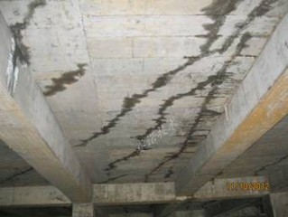 地下車庫漏水(不規則裂紋)