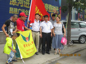 鄭州賽諾建材有限公司王福州總經(jīng)理與愛心團(tuán)隊(duì)在一起