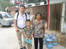 王總和郭大娘及孫子郭飛在一起