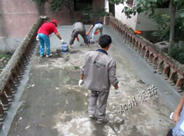 愛心隊員在做屋面防水