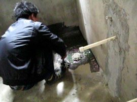 施工工人用改性MD聚合物防水涂料進行衛生間防水施工 施工工人用改性MD聚合物防水涂料進行衛生間防水施工