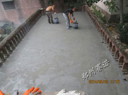 工人用改性MD聚合物防水涂料進行屋面防水施工 工人用改性MD聚合物防水涂料進行屋面防水施工