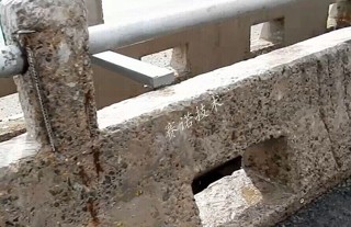 高速公路防撞墻銹跡斑斑 高速公路防撞墻銹跡斑斑