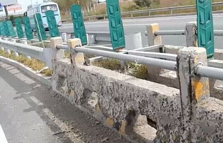 高速公路遭到融雪劑腐蝕 高速公路遭到融雪劑腐蝕