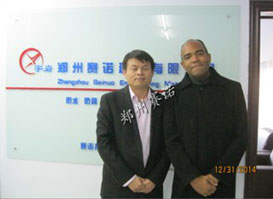 王福州總經理與非洲客戶Vince在一起 王福州總經理與非洲客戶Vince在一起