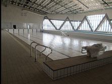 在背水面對大型游泳池貼過瓷磚滲水的治理