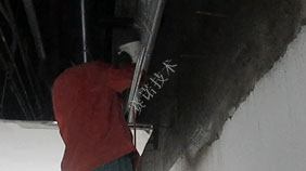 在背水面對大型游泳池貼過瓷磚滲水的治理