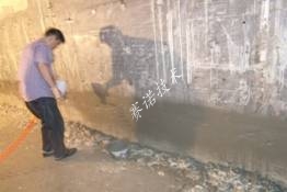 地下車庫地板及側墻漏水 地下車庫地板及側墻漏水