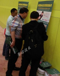 王福州總經理給參觀者講解鄭州賽諾建材有限公司的特種技術