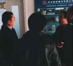 老客戶為新客戶講解賽諾產品