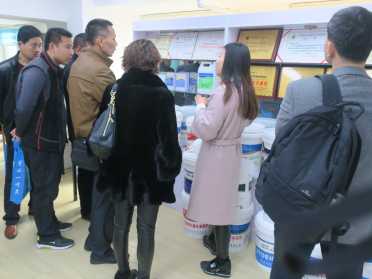 老客戶主動為新客戶擔任起解說 老客戶主動為新客戶擔任起解說