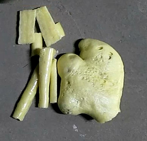 普通聚氨酯易脆，和混凝土不粘結