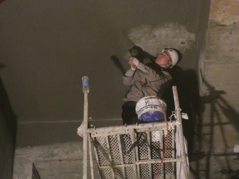 青島萬達公館地下車庫頂板裂紋注漿后漏水